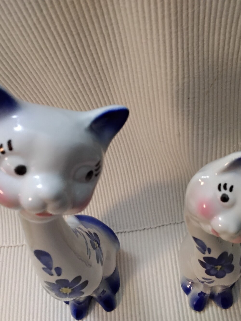 4026 Vintage Porcelain White and Blue Floral Cat Figurines Lot Of 4. - Picture 3 of 11